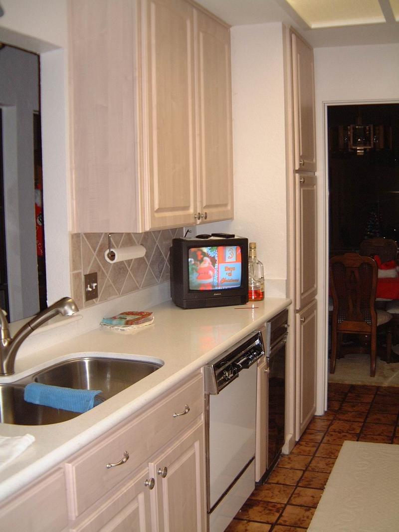 2003/12(Dec)/01-Pre Christmas Fun/800x600_2003-12-20-09-New-Kitchen.JPG